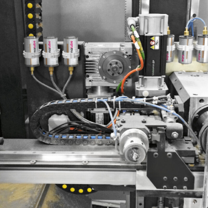 Six lubricators apply the right amount