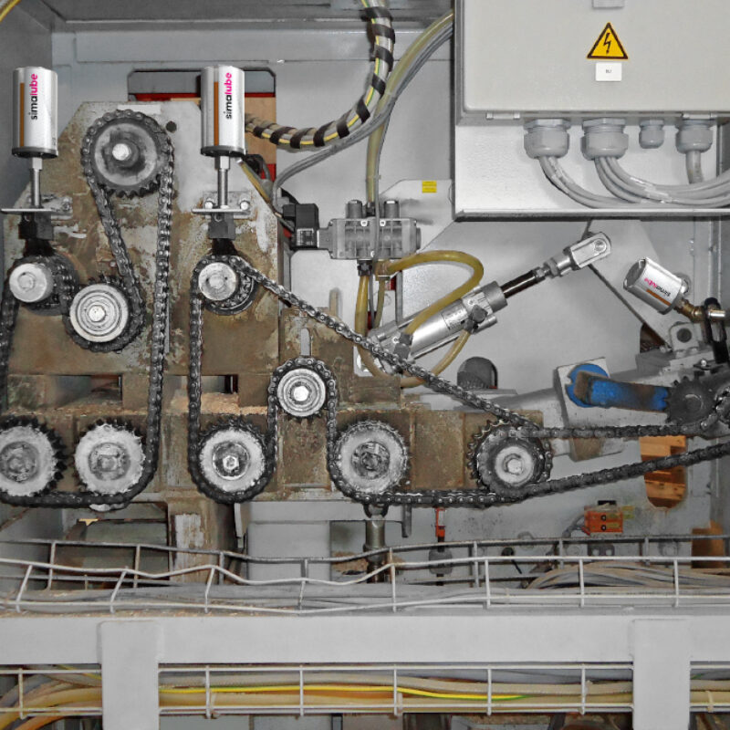 The chains of a cross cut machine