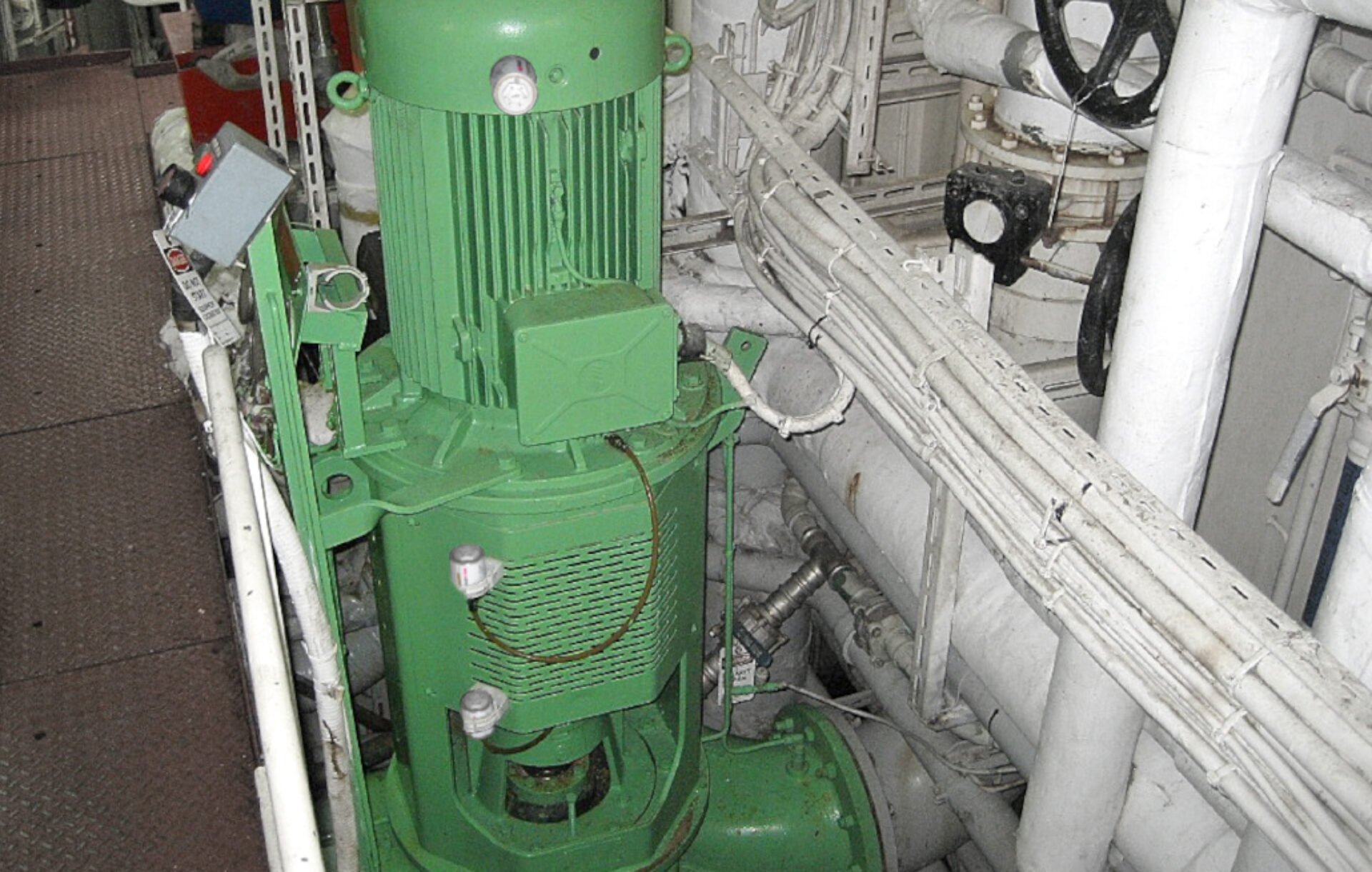 Automatic lubrication of a vertical feed pump